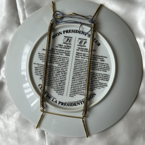 Avon “Mrs Albee on Vacation” Vintage Plate 👒 - Picture 2 of 2